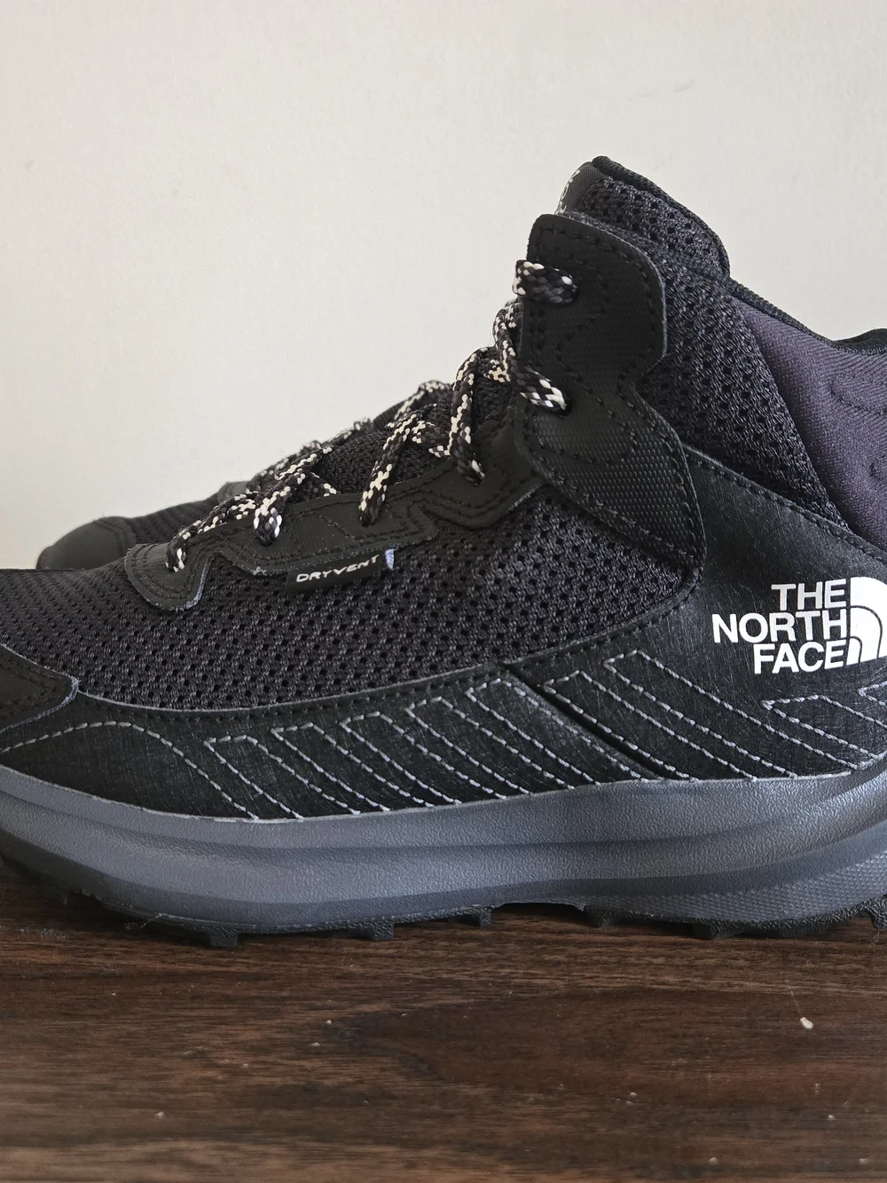 The North Face Youth Fastpack Hiker Mid Waterproof Boots Youth Size 4 Black